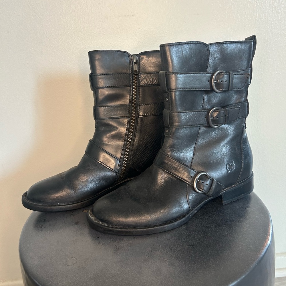 Vintage Born black leather combact style moto boots in a women’s size 7.5 m
